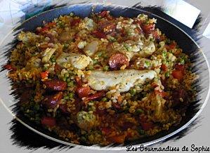 Paella au poulet, poisson, et chorizo