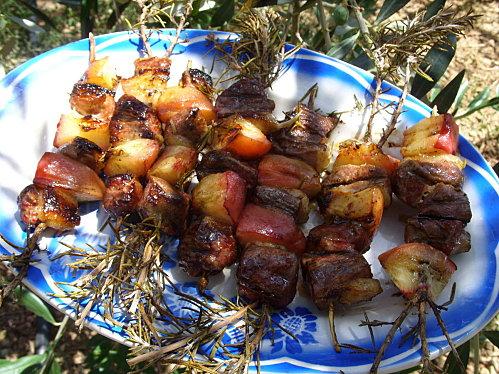 Brochettes de magret de canard à la pêche et au romarin Brochettes de magret de canard à la pêche et au romarin