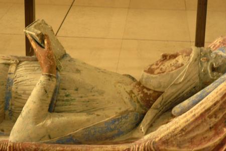 Alienor d'Aquitaine, gisant depuis 800 ans... avec un livre