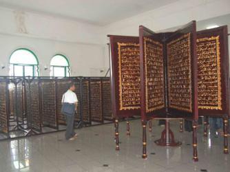 Indonésie : une version monumentale du Coran sur bois