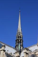 La flèche de Notre-Dame s'élance vers l'azur