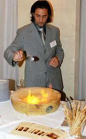 Roue de parmesan flambée au brandy Roue de parmesan flambée au brandy