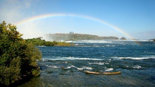 Arc en ciel au dessus des chutes du Niagara