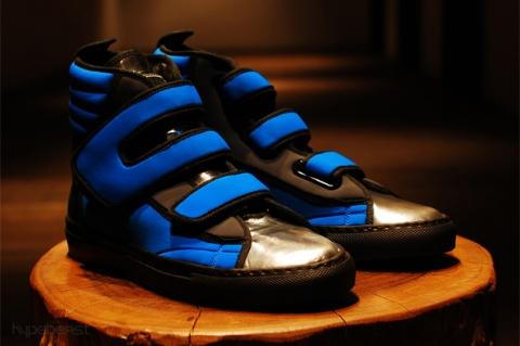 Cette paire de sneakers bleu/noire style Velctor est pour mec et vaut 800 $ ce qui fait environ 6400 Dh(elle est pas fait pour moi celle-là....)