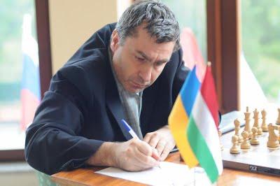 L'ukrainien Vassily Ivanchuk note un coup © site officiel