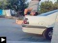 Videos: Casse-tête avec la porte automatique + faire son poirier sur une voiture