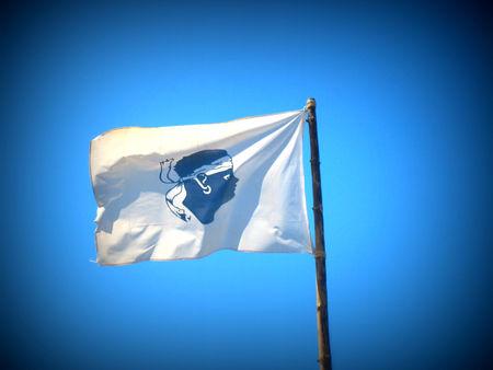 15 choses incontournables à faire en Corse ! maure_drapeau