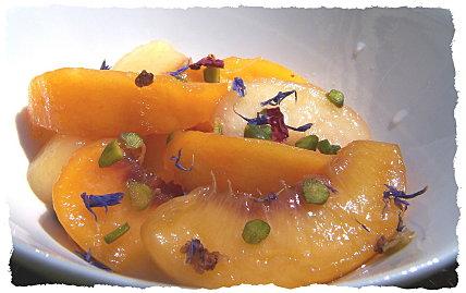 Pêches au sirop de fleurs. Pêches au sirop de fleurs.
