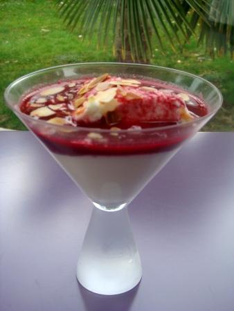 nectar cassis2 Coupe de fromage blanc et nectar de cassis avec quelques amandes effilées grillées.