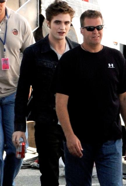 Nouvelles photos de Robert Pattinson sur le set d'Eclispe Photobucket