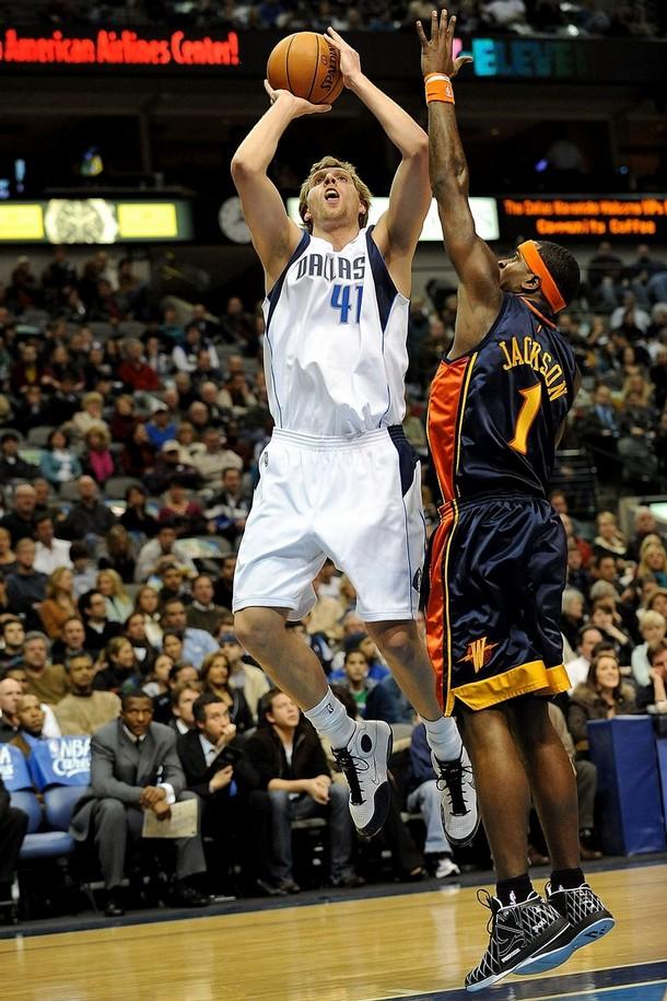 Stephen Jackson chez les Mavericks ? Why not… dirknowitzkiabovejackson.jpg
