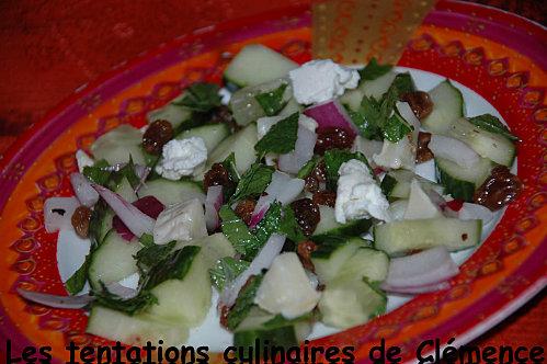 Salade concombre, menthe, coriandre, raisins, chèvre et oignons rouges