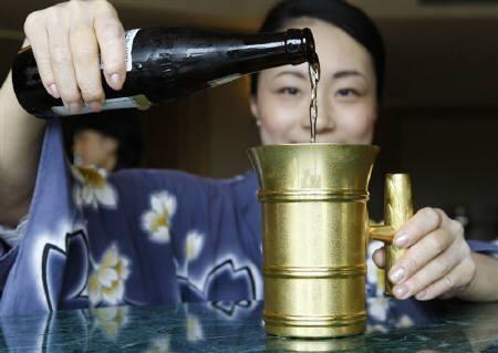 Une chope à bière en Or Massif gold-mug.jpeg