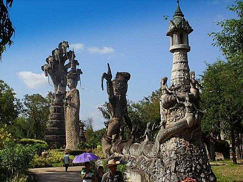 Le Parc et Wat « Sala Kaeo Ku » de Nong khai.