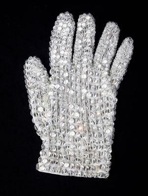 Un gant de Michael Jackson vendu 34 200 euros