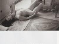 milla-jovovich-nue-entierement-completement-seins-nus-09