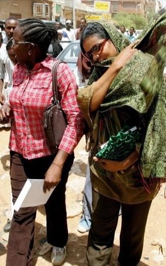 Pour avoir porter un pantalon : une journaliste échappe à la flagellation au Soudan et écope un mois de prison. Loubna Ahmed al-Hussein déjà symbole de lémancipation de la femme soudanaise. Loubna_soudanajpg.jpg