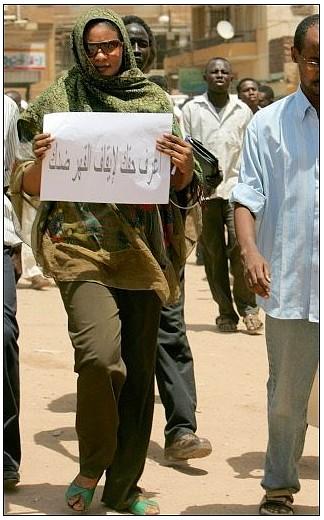 Pour avoir porter un pantalon : une journaliste échappe à la flagellation au Soudan et écope un mois de prison. Loubna Ahmed al-Hussein déjà symbole de lémancipation de la femme soudanaise. Loubna_soudan.jpg