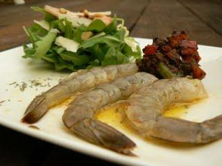 Carpaccio de crevettes à l'huile de thym & Salade de roquette aux pêches et au parmesan