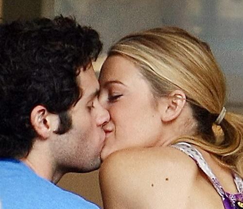 Spotted : Blake Lively & Penn Badgley kissing in NY