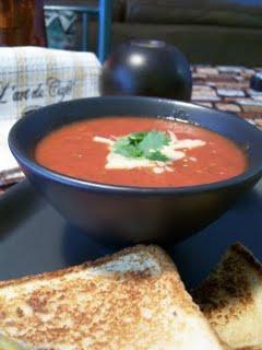 Soupe aux tomates, poivron et à la coriandre de Moi & La Cuisine