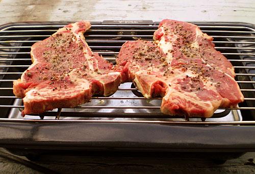 Astuces a la portee de la main http://lagourmandemodeste.files.wordpress.com/2008/06/t-bone-piperade-2.jpg