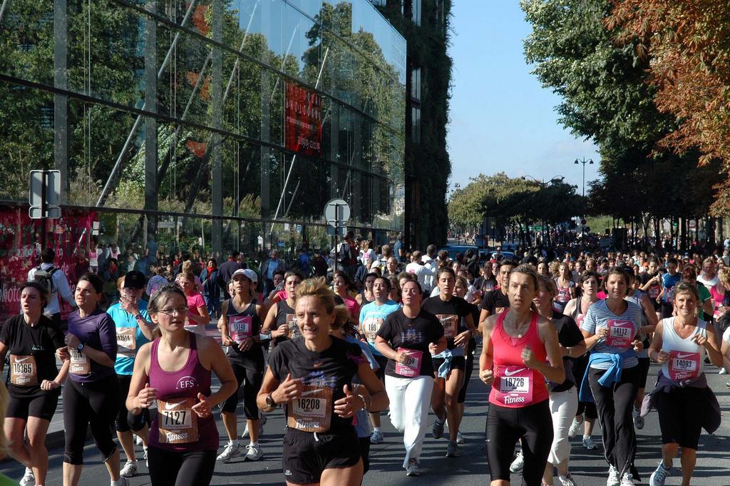 La Parisienne : Les femmes courent pour le dépistage du cancer du sein La Parisienne (7657)