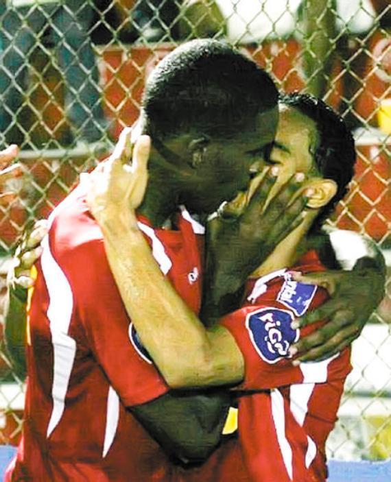 Un baiser entre sportifs sur un stade uruguyaien crée la polémique ! (photo + vidéo) Un baiser entre sportifs sur un stade uruguyaien crée la polémique ! (photo + vidéo)