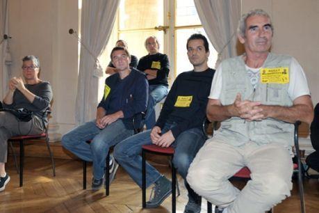 La Poste : Besancenot et 50 postiers ont investi la Bourse La Poste : Besancenot et 50 postiers ont investi la Bourse