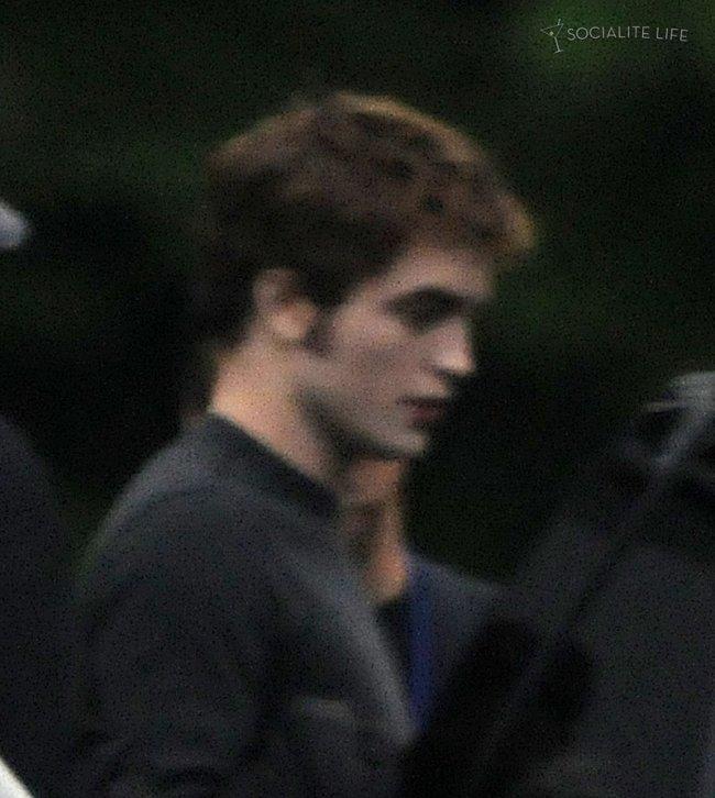 Twilight Eclipse (Hésitation) : Robert Pattinson et Peter Facinelli sur le tournage (Photos) - Robert Pattinson doit être vraiment difficile à photographier, il faut un sacré téléobjectif pour obtenir une photo dans ce genre