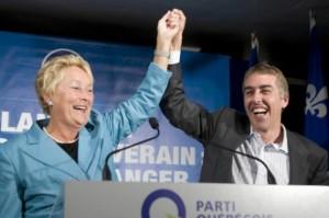 Nicolas Marceau a célébré sa victoire avec la chef du Parti québécois, Pauline Marois, hier soir, dans une salle privée du village de Saint-Esprit. Ce professeur d'économie à l'UQAM a été élu dans Rousseau avec 57?% des voix. | Photo: André Pichette, La Presse