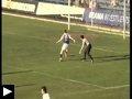 Video: Un supporter marque un penalty pendant le match + Un gardien de but inattentif
