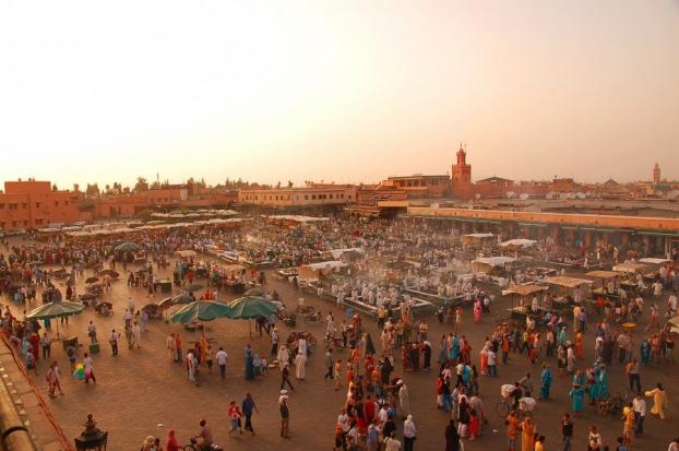 Marrakech la rouge accueille Nicka et son Univers http://www.okvoyage.com/images/article/89-photo-maroc/maroc-marrakech-djemaa-el-fna-resize.jpg