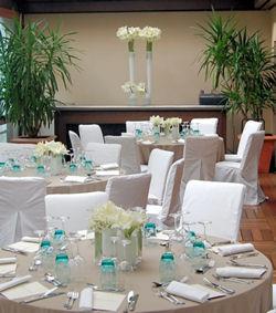 Découvrez le N°1 de la location de Housse de chaise et nappage avec