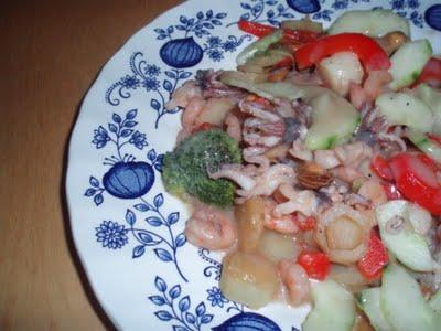 Salade de fruits de mer, légumes et jus de raisin Salade de fruits de mer, légumes et jus de raisin