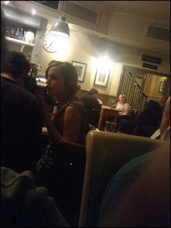Emma Watson dans un pub et dans un aeroport (divers)