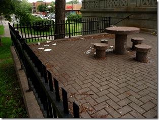 Terrasse maculée de déchets, Parc Morgan - Photographie Pierre Chantelois