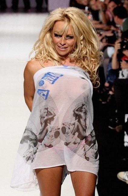 Pamela Anderson défile pour Richie Rich