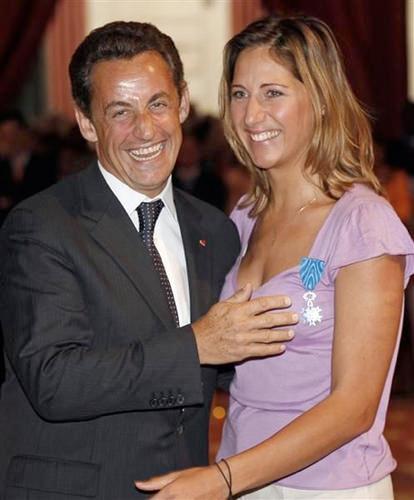 Après le hublot d’ Arthus B; voici le Hulot du “suicidons nous ensemble”! http://kamizole.blog.lemonde.fr/files/2008/05/sarkozy-vulgos-a-souhait-main-balladeuse.1211025056.jpg