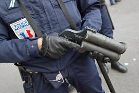 Un policier condamné et désarmé par un juge pour n'avoir fait que son travail ??? «Il y a eu un non-respect des consignes d'utilisation de flashball. Certains policiers n'ont pas respecté les règles», écrit l'IGS dans son rapport. Photo archives.