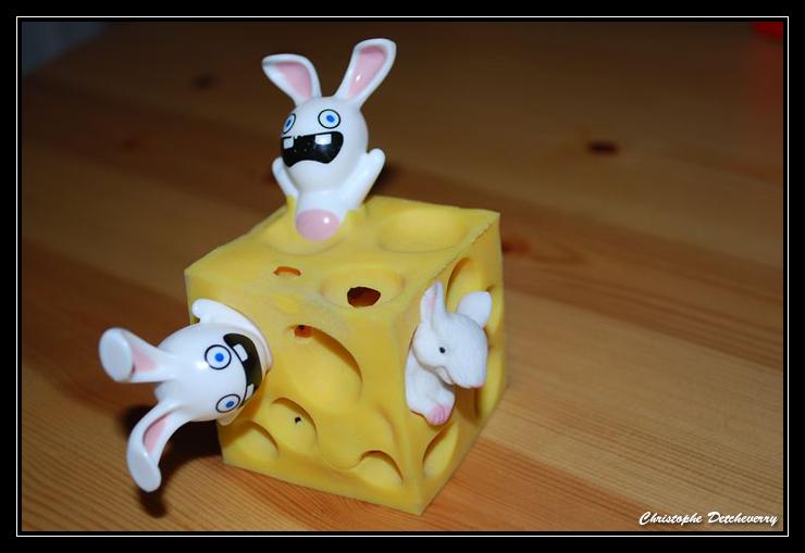 Lapins crétins pris au piège par un souris Lapins crétins dans le fromage