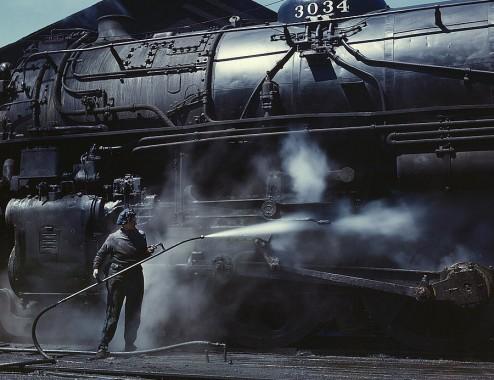 Maurice G. Dantec dans la Zone Jack Delano, Mrs. Viola Sievers, one of the wipers at the roundhouse giving a giant H class locomotive a bath of live steam, Clinton, 1943