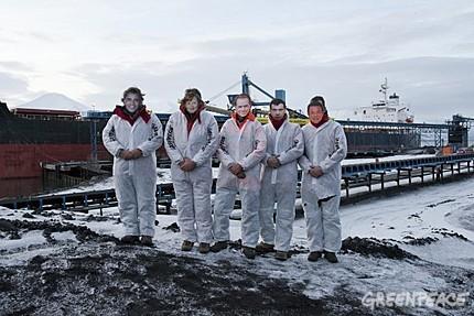 22 activistes bloquent une cargaison de charbon en Arctique