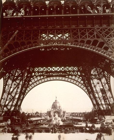 Sous la tour Eiffel exposition 1889