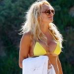 Pamela Anderson, string et bikini