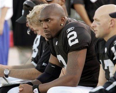 Les Miettes du Lundi: JaMarcus Russell continue à s'enliser, tour d'horizon des blessés et plus... Les Miettes du Lundi: JaMarcus Russell continue à s'enliser, tour d'horizon des blessés et plus...