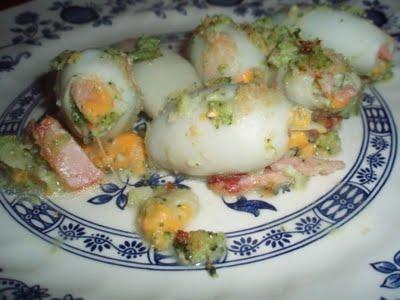Calamars farcis au brocoli, jambon et pignons