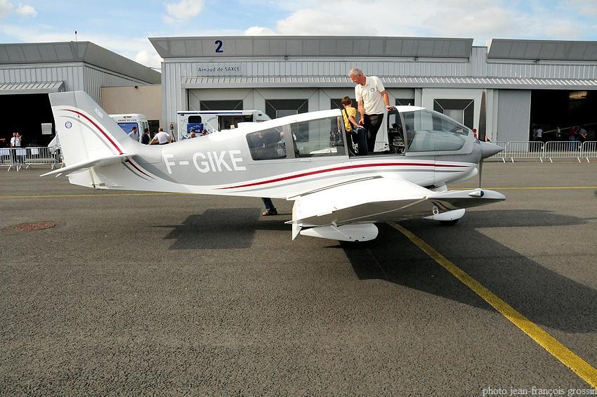 Aérodrome de Saint Denis de l'Hotel...j'ai gardé mes yeux d'enfants pour voir voler les avions