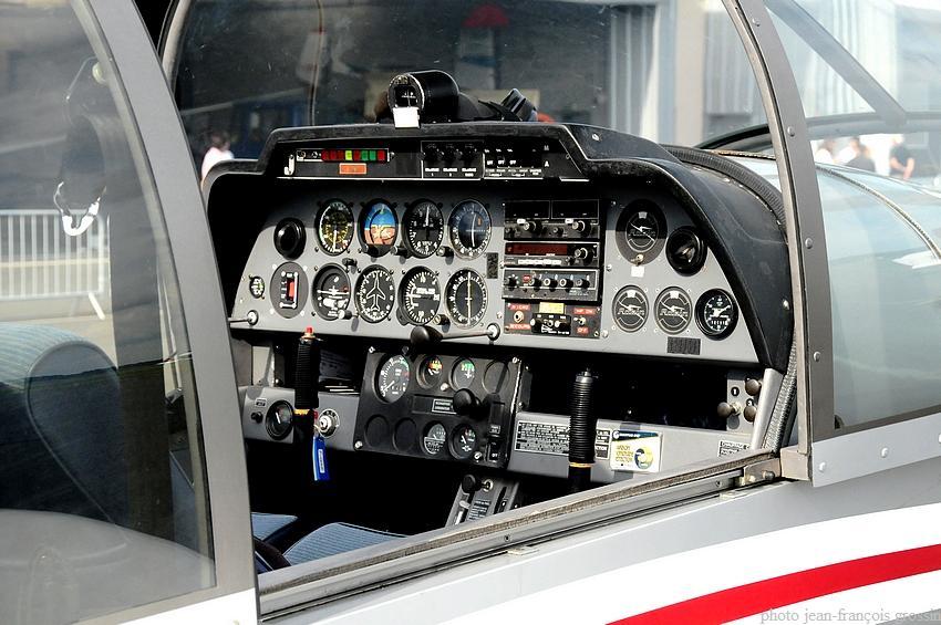 Aérodrome de Saint Denis de l'Hotel...j'ai gardé mes yeux d'enfants pour voir voler les avions