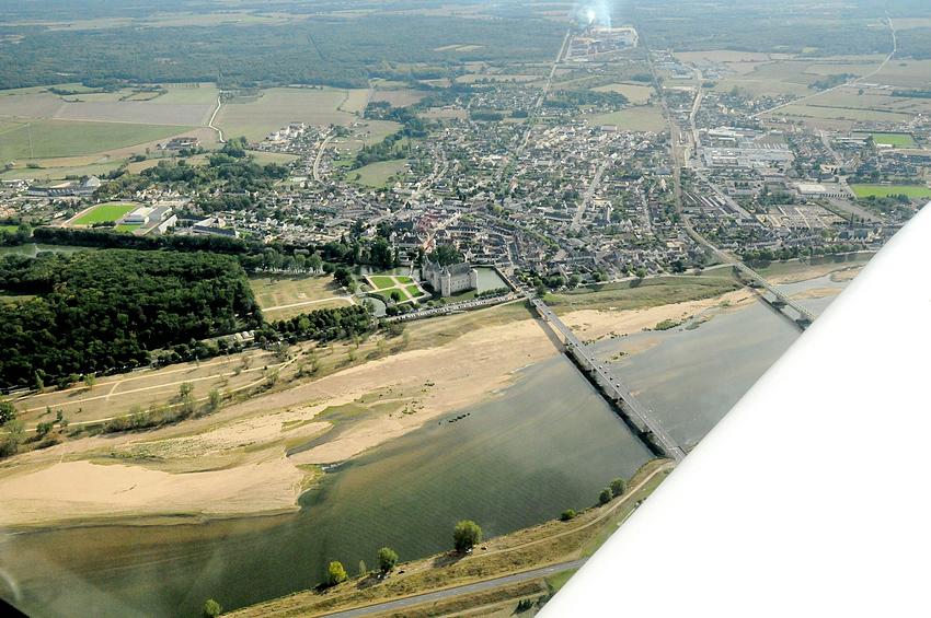 Aérodrome de Saint Denis de l'Hotel...j'ai gardé mes yeux d'enfants pour voir voler les avions